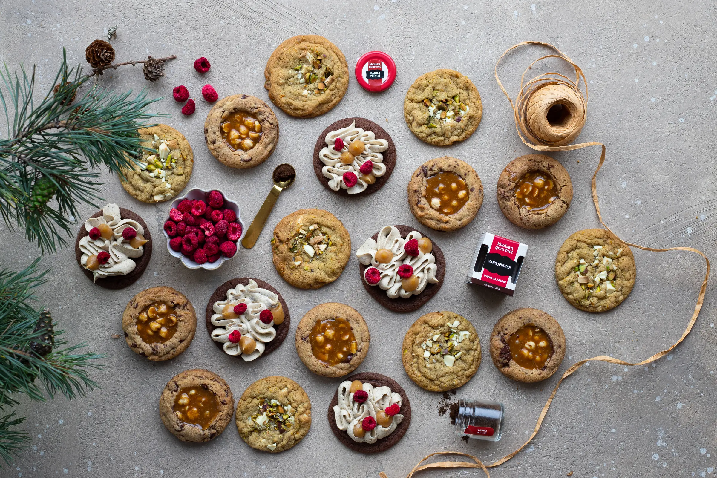 Nybakade cookies med kola, nötter och hallon runt Khoisan Gourmets vaniljpulver