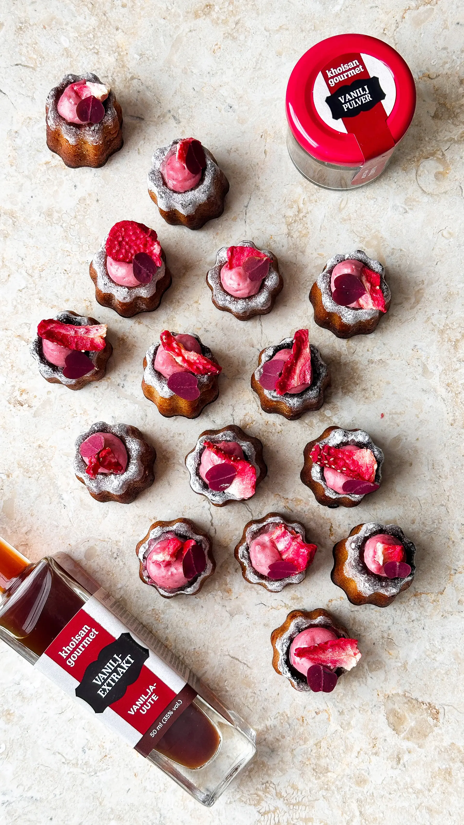 Canelé de Bordeuax med vanilj och jordgubbar – bild 2