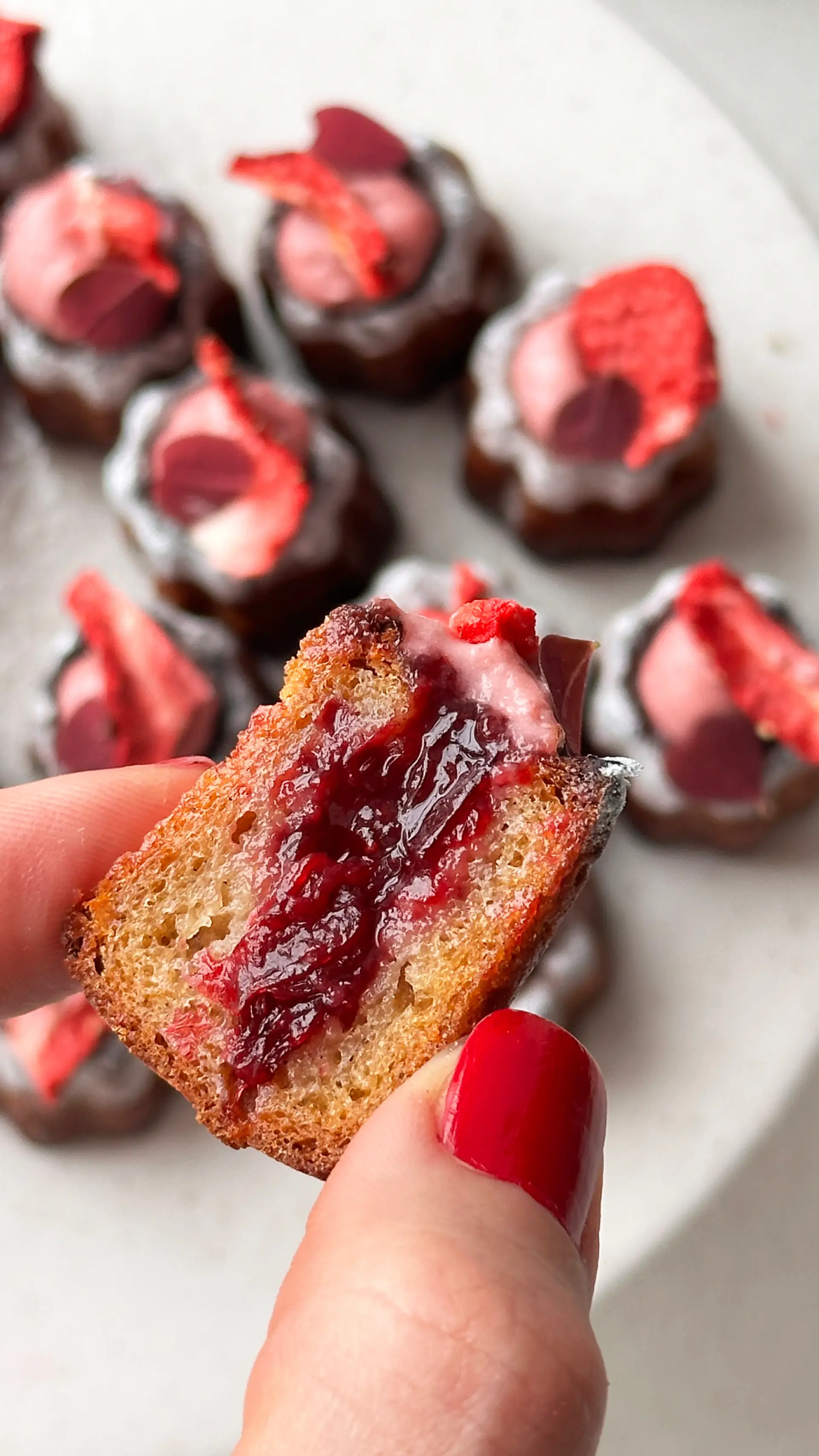 Canelé de Bordeuax med vanilj och jordgubbar – bild 3