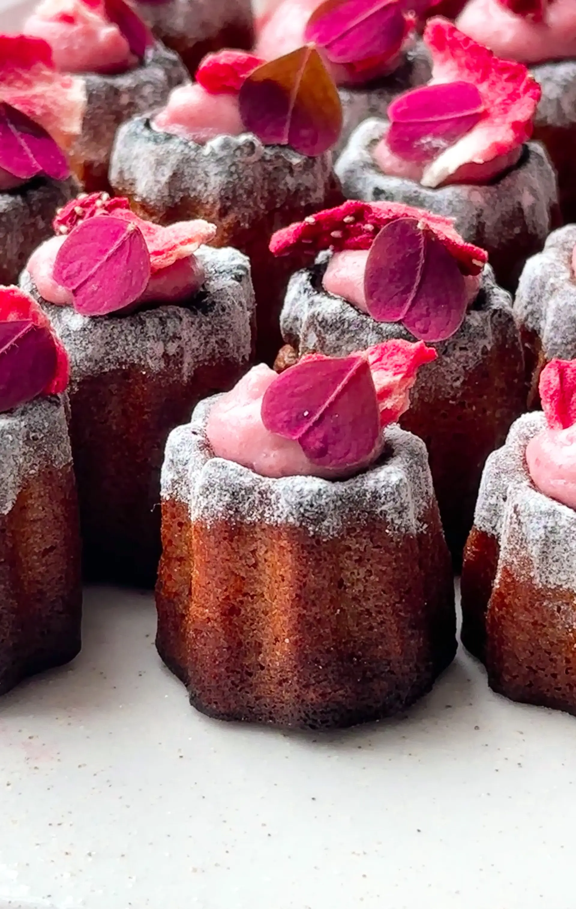 Canelé de Bordeuax med vanilj och jordgubbar – bild 4