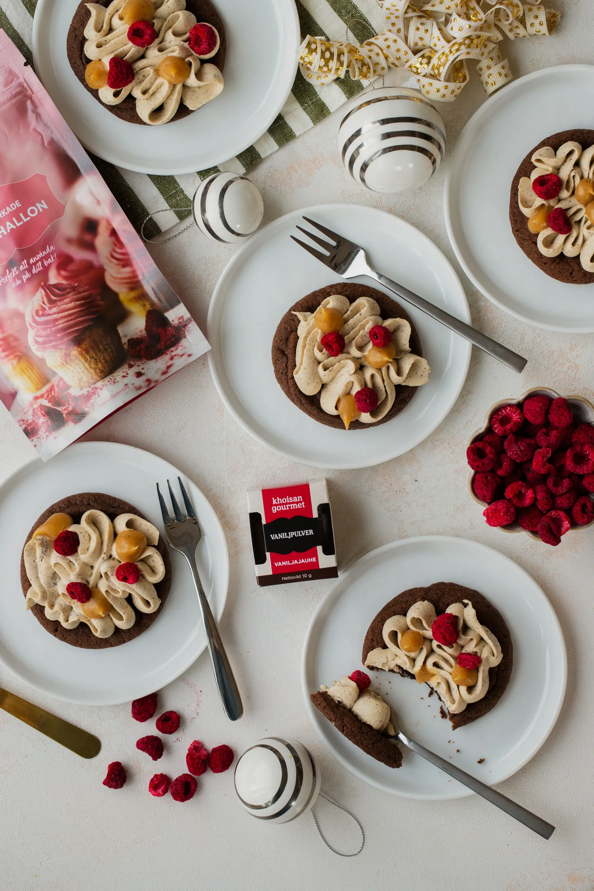 Chokladcookies med spritsad vispad pannacotta, vaniljsmörkola och frystorkade hallon – bild 2