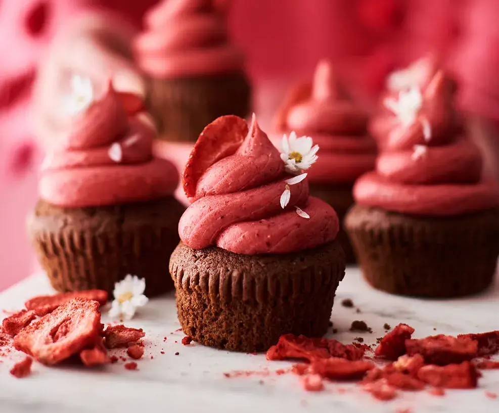 Chokladcupcakes med krämig jordgubbsfrosting