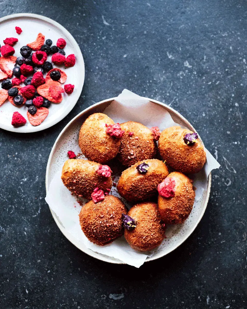 Doughnuts med jordgubbssocker och krämig bärfyllning