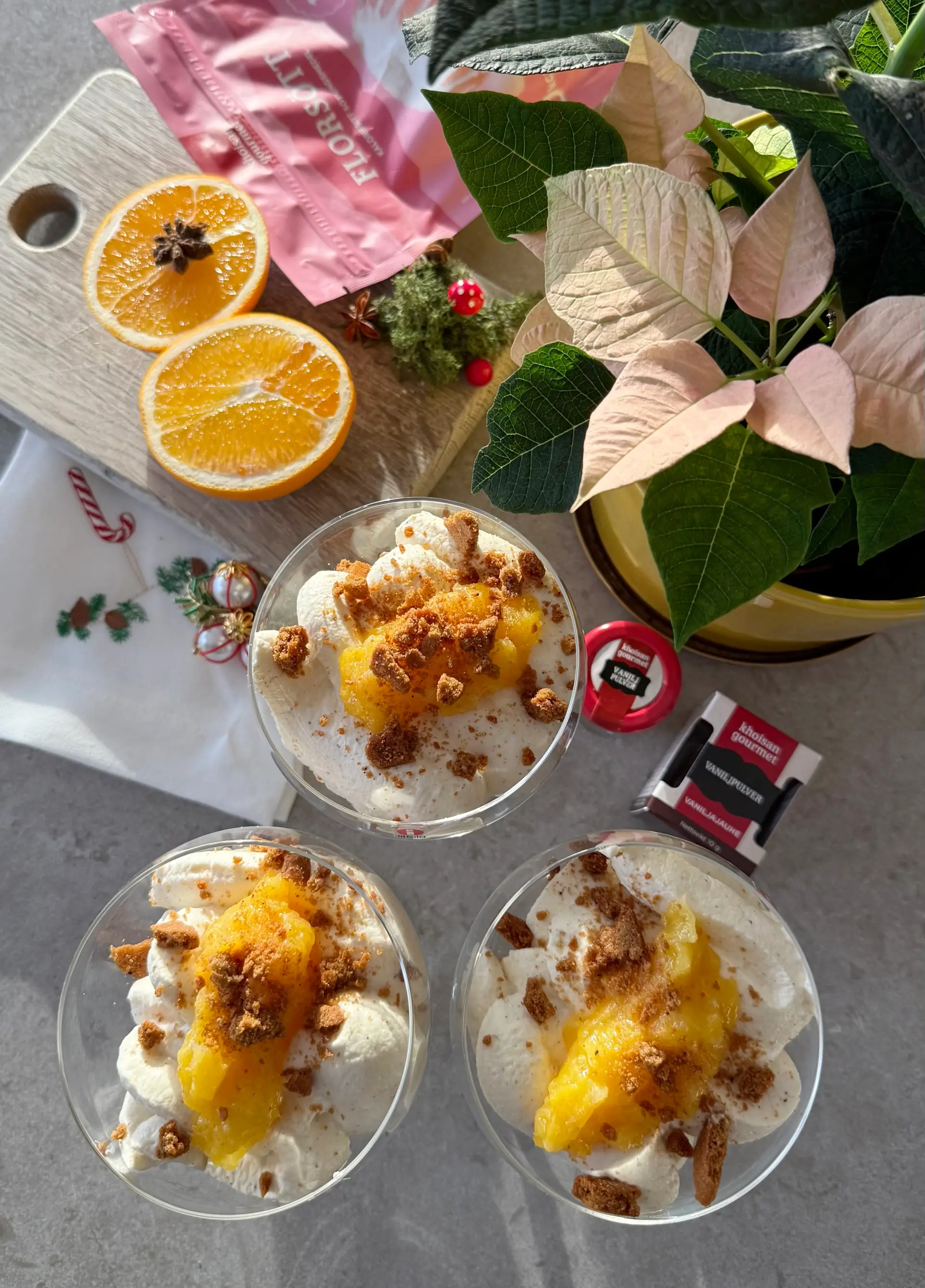 Fluffig vaniljmousse med apelsinkompott & pepparkakscrunch – bild 2