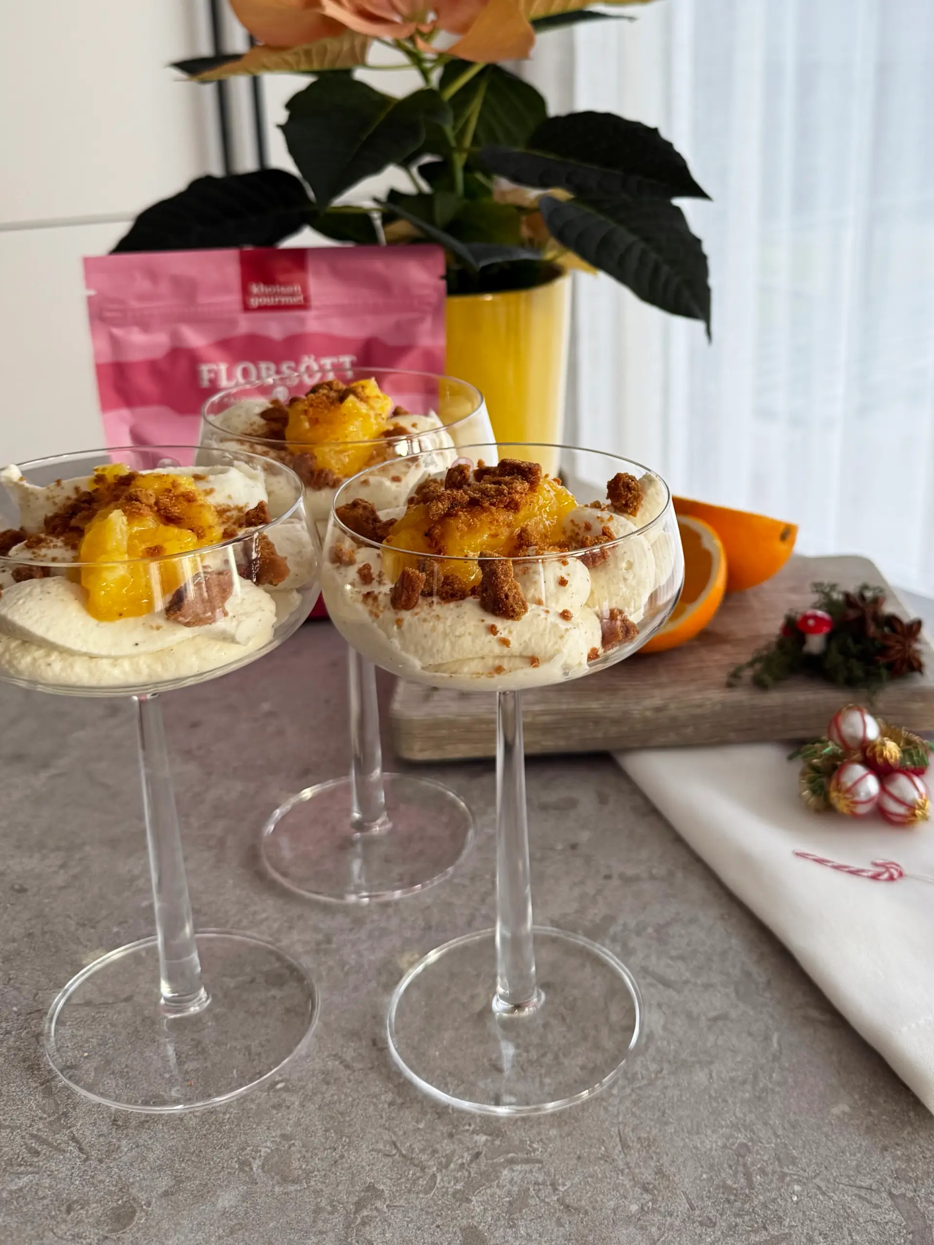 Fluffig vaniljmousse med apelsinkompott & pepparkakscrunch
