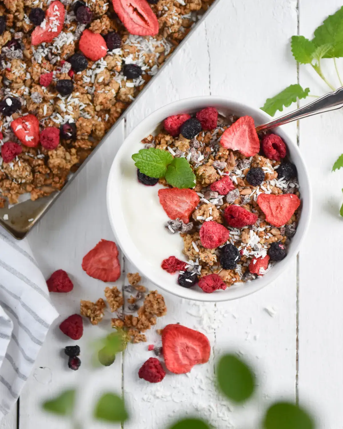 Lyxgranola med vanilj och frystorkade bär