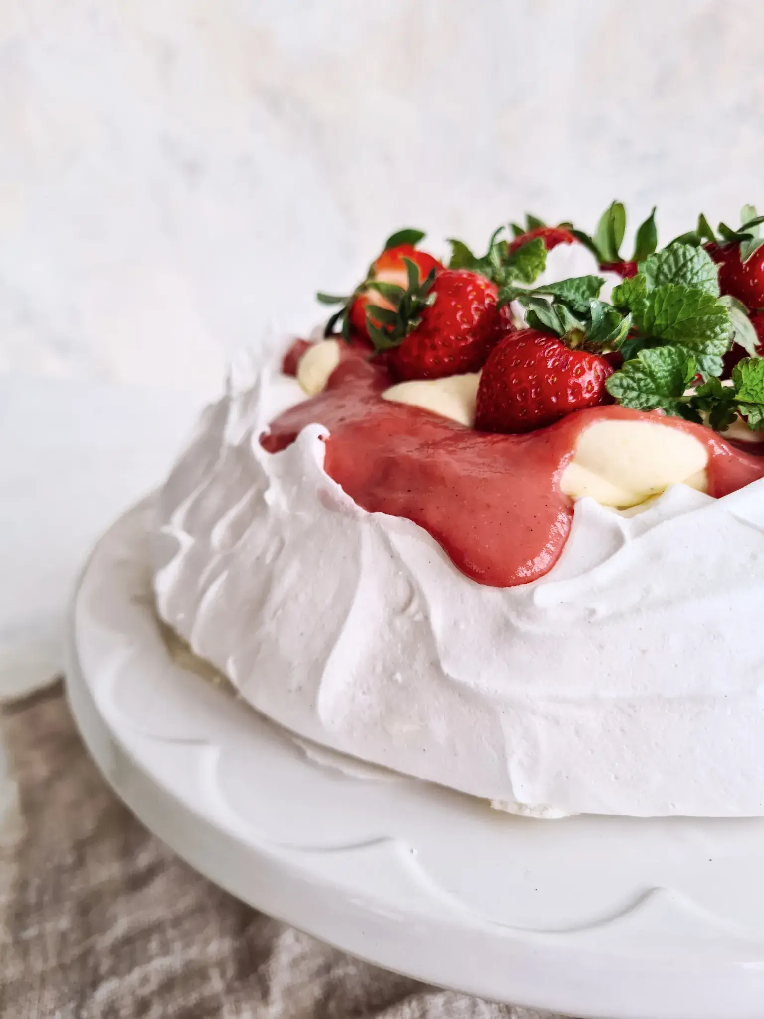 Pavlova med rabarbercurd