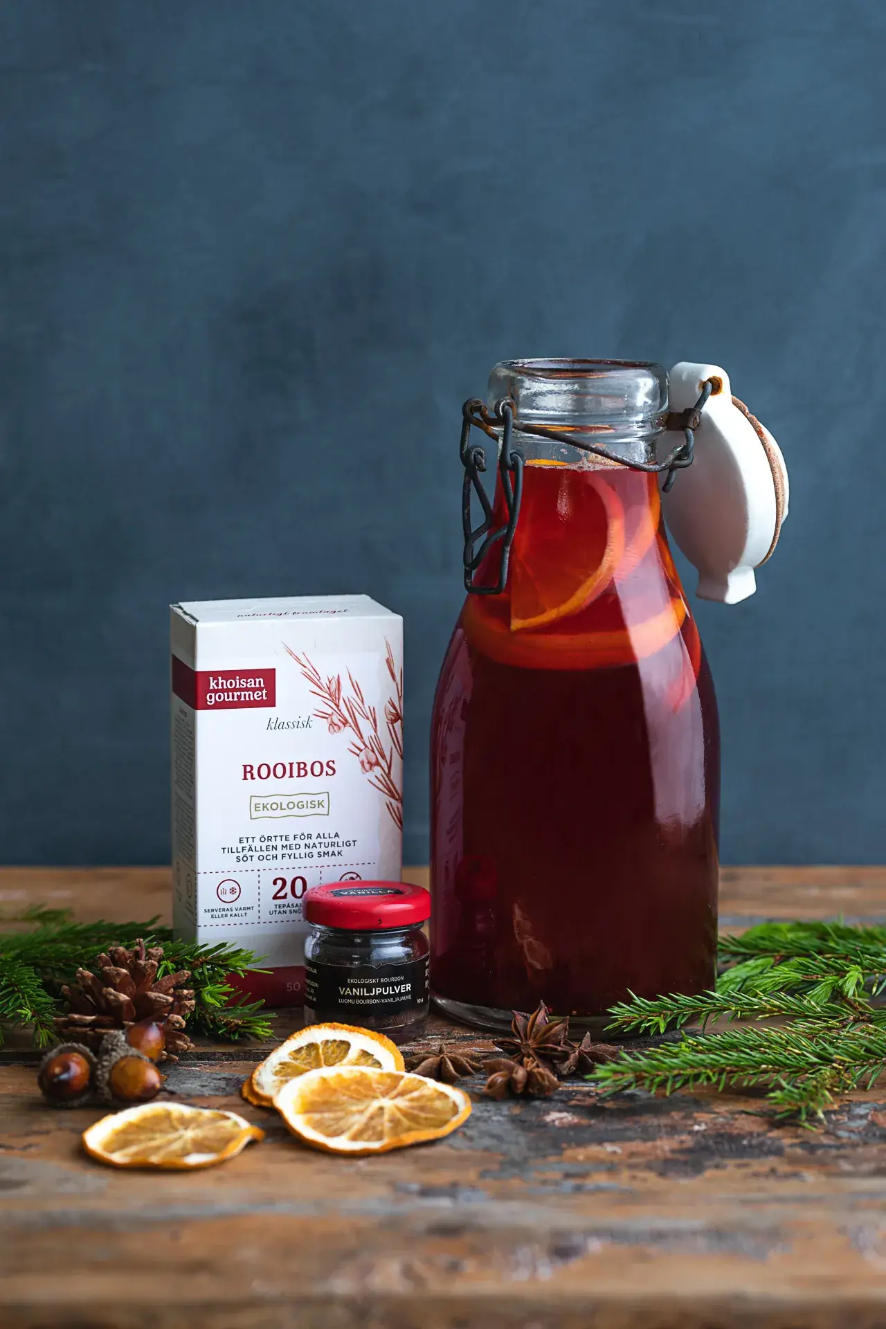 Rooibos- & tranbärsdryck med vanilj & stjärnanis