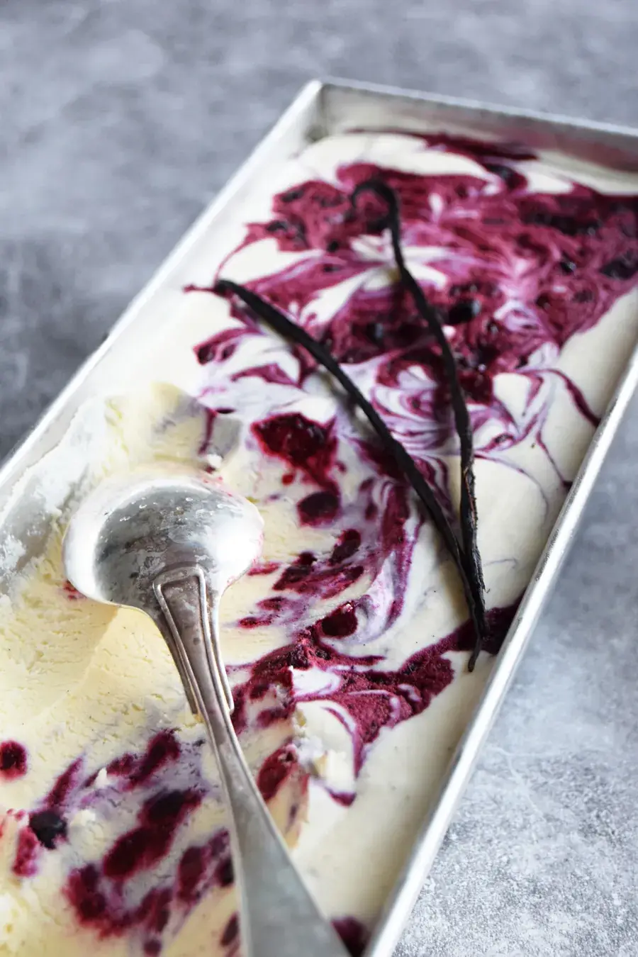 Semifreddo med blåbär och hallon