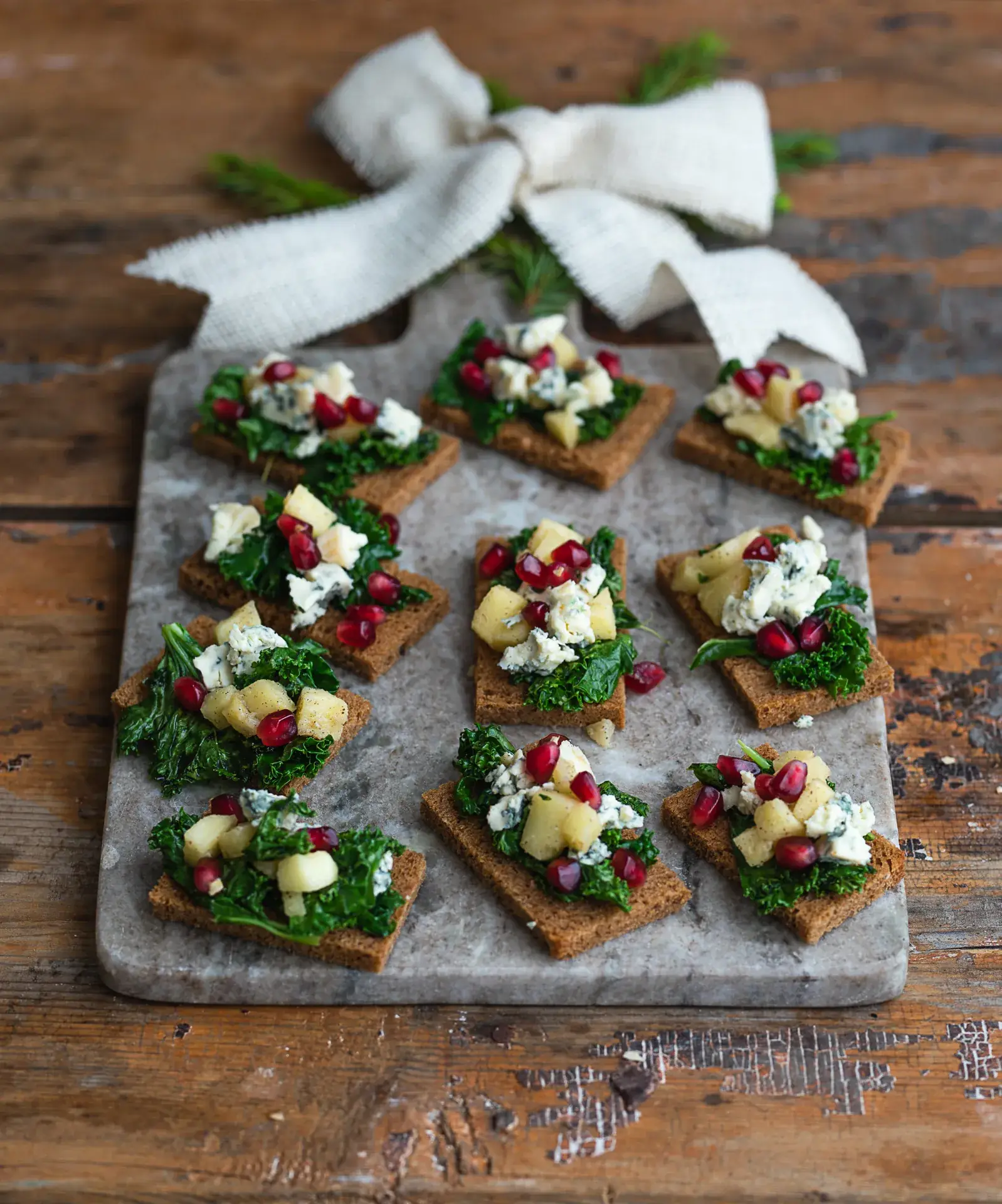Snittar med ädelost & vaniljkaramelliserad äpple, grönkål och granatäpple – bild 2