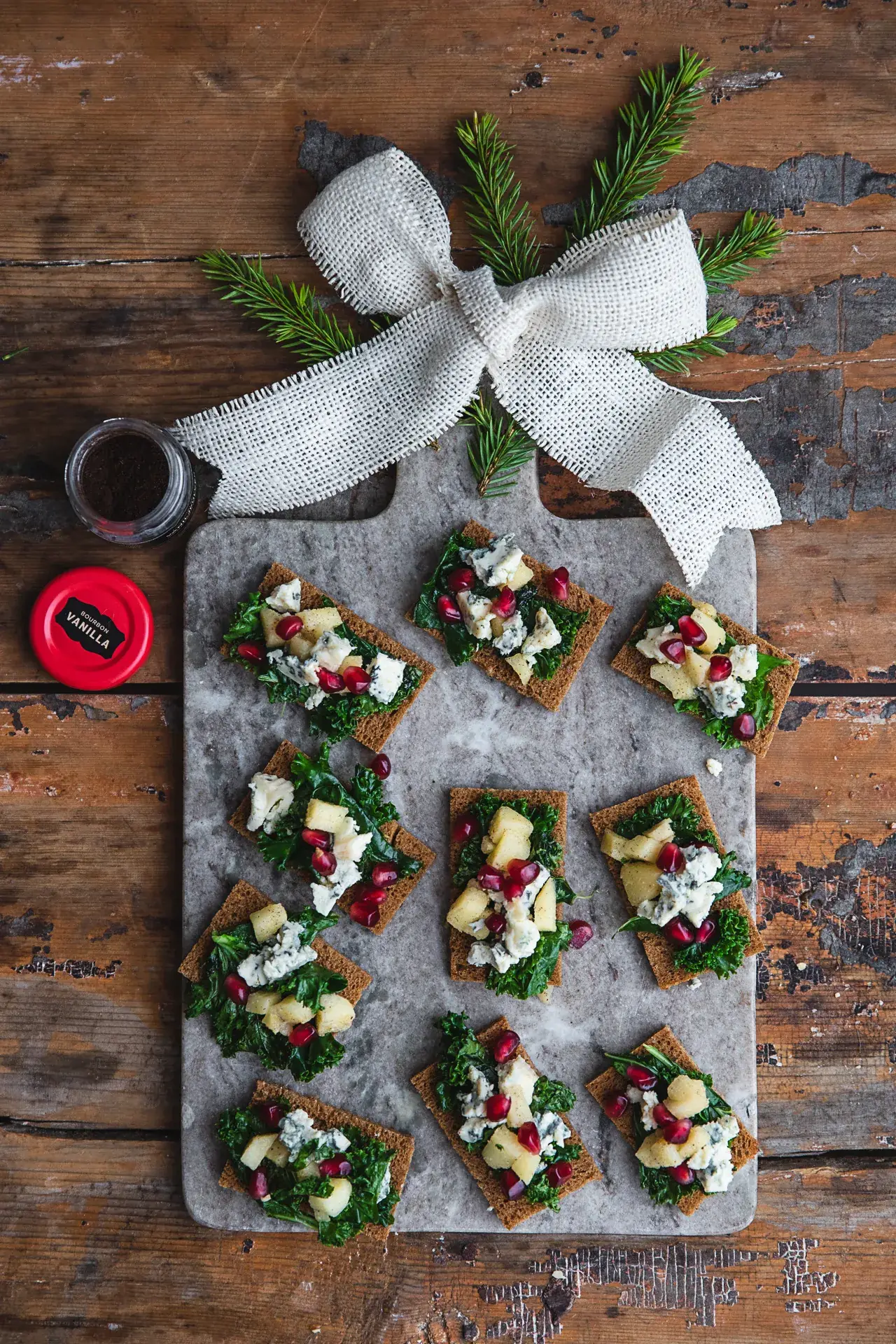 Snittar med ädelost & vaniljkaramelliserad äpple, grönkål och granatäpple – bild 3