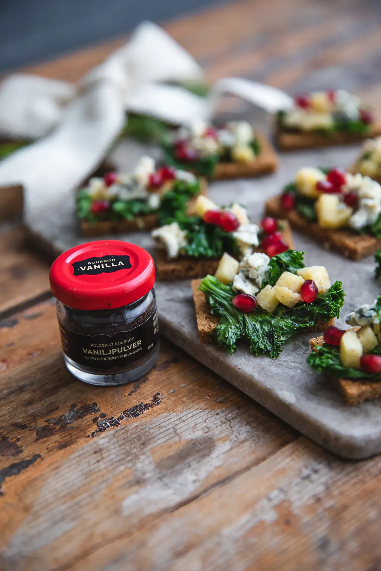 Snittar med ädelost & vaniljkaramelliserad äpple, grönkål och granatäpple