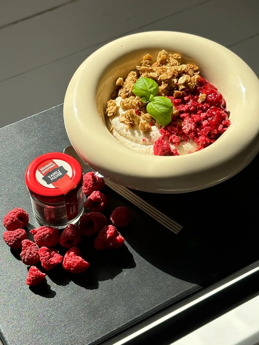 Vaniljmannafrutti med hallonkompott toppad med frystorkade hallon & vaniljcrunch
