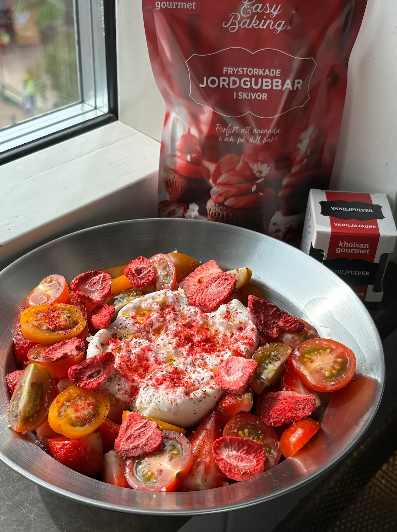 Vaniljmarinerade jordgubbar med burrata