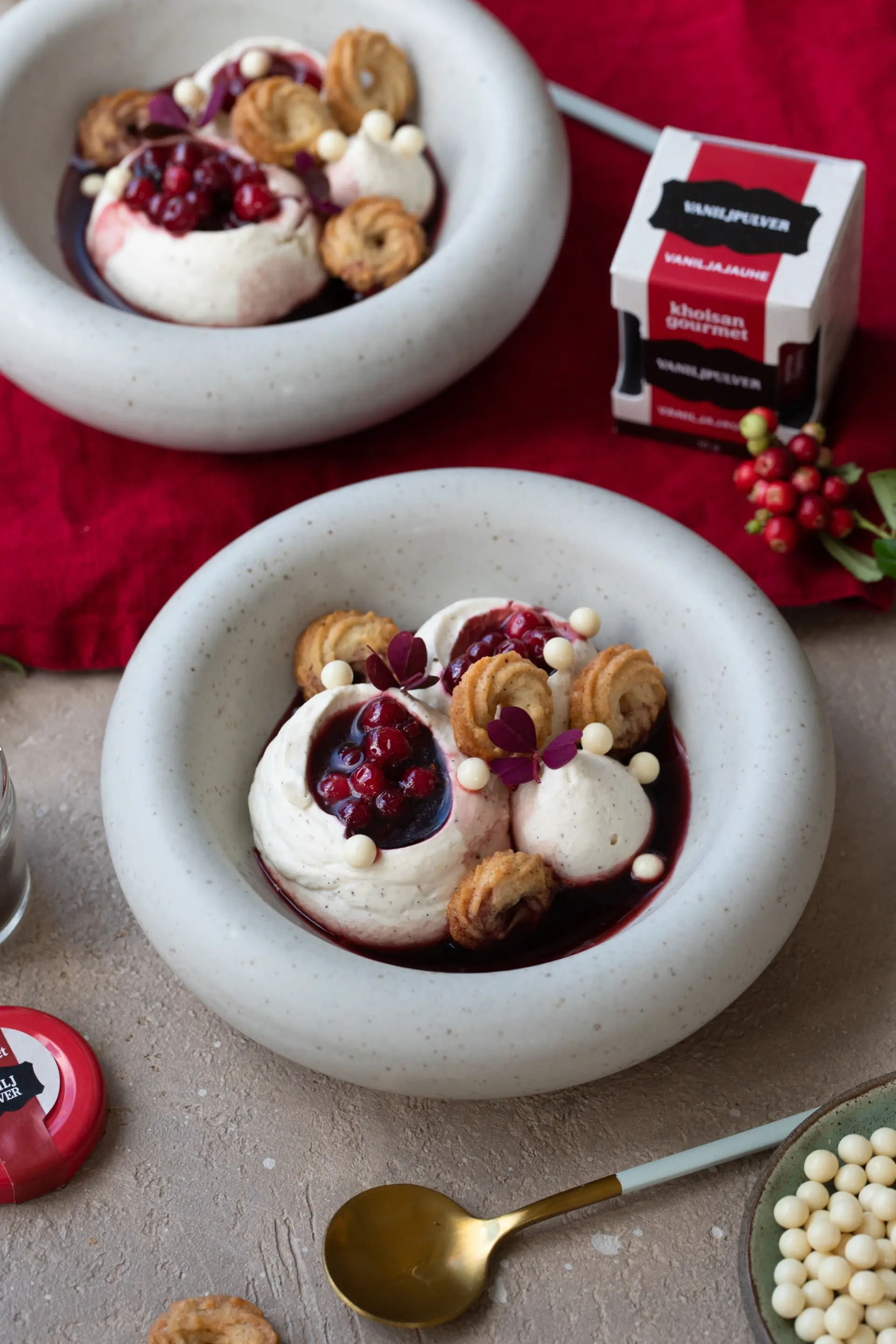 Vispad vaniljpannacotta med glöggmarinerade lingon och vaniljkransar
