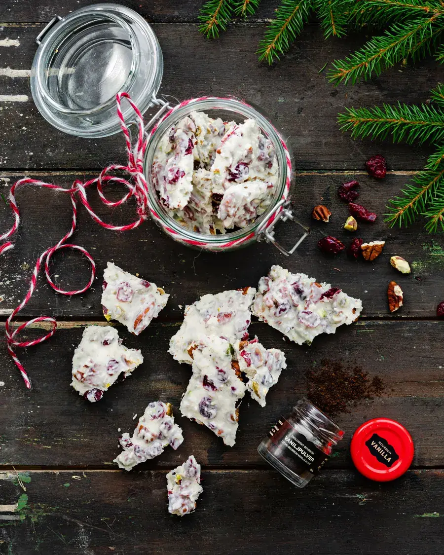 Vitchokladgodis med vanilj, tranbär, kokos och nötter